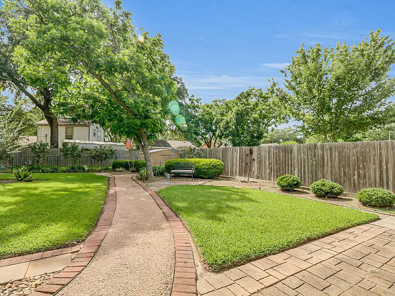 805 Bluebonnet Ln — Photo 9