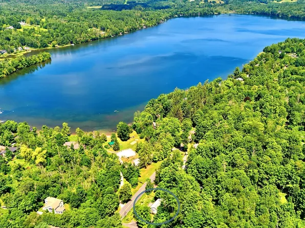 26 Mahkeenac Rd, Stockbridge, MA 01262