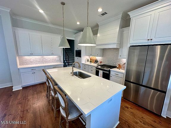 3rd image of 800 Glenwild Cir