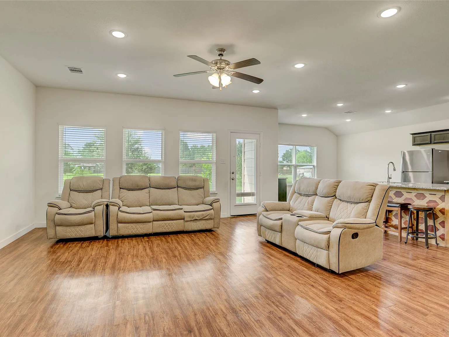 4 bed, 2.0 bath, 2121 sqft, $2,300 — Photo 4