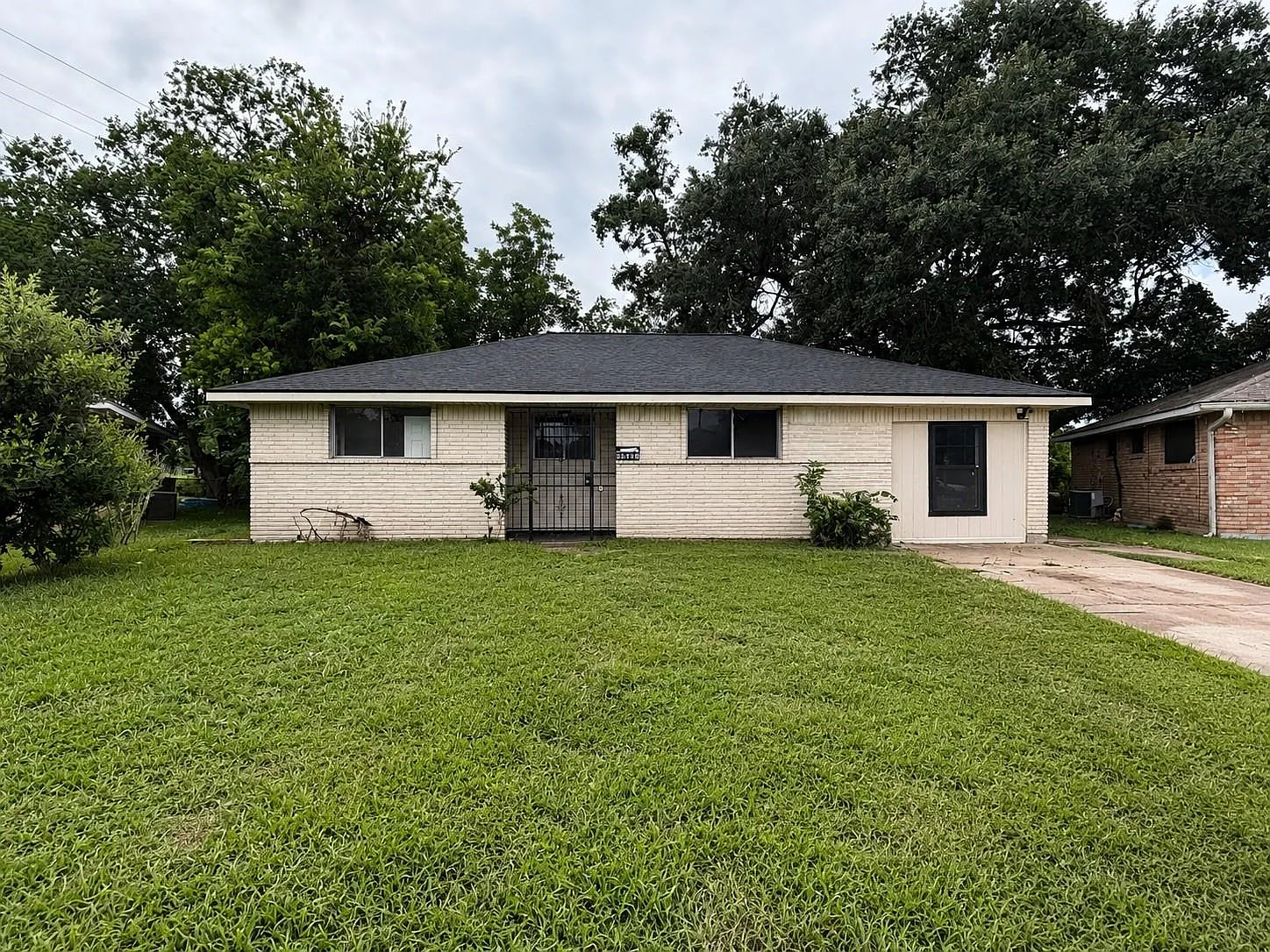 4 bed, 2.0 bath, 1329 sqft, $1,900 — Photo 2