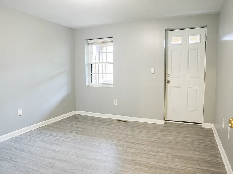 1535 W Fairmount Ave — Photo 15