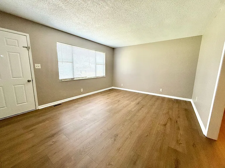 916 Brentwood Dr — Photo 6