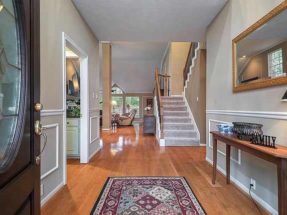 FOYER WELCOMES YOU INTO THE GREAT ROOM