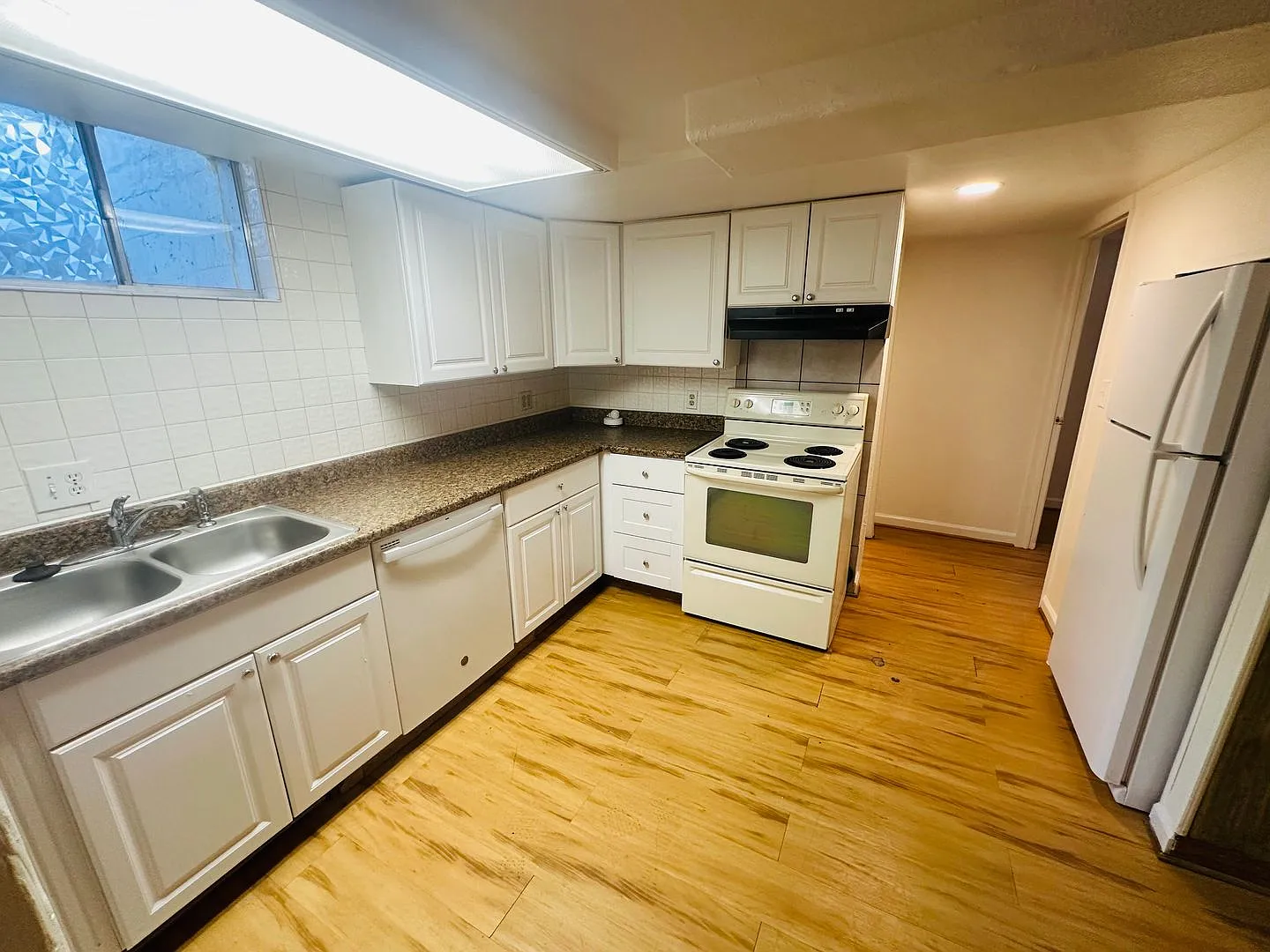 Location Location!! 2-Bed/1-Bath Apartment Located Within Minutes Of Olde Town Arvada!! 1 Month F... — Photo 4