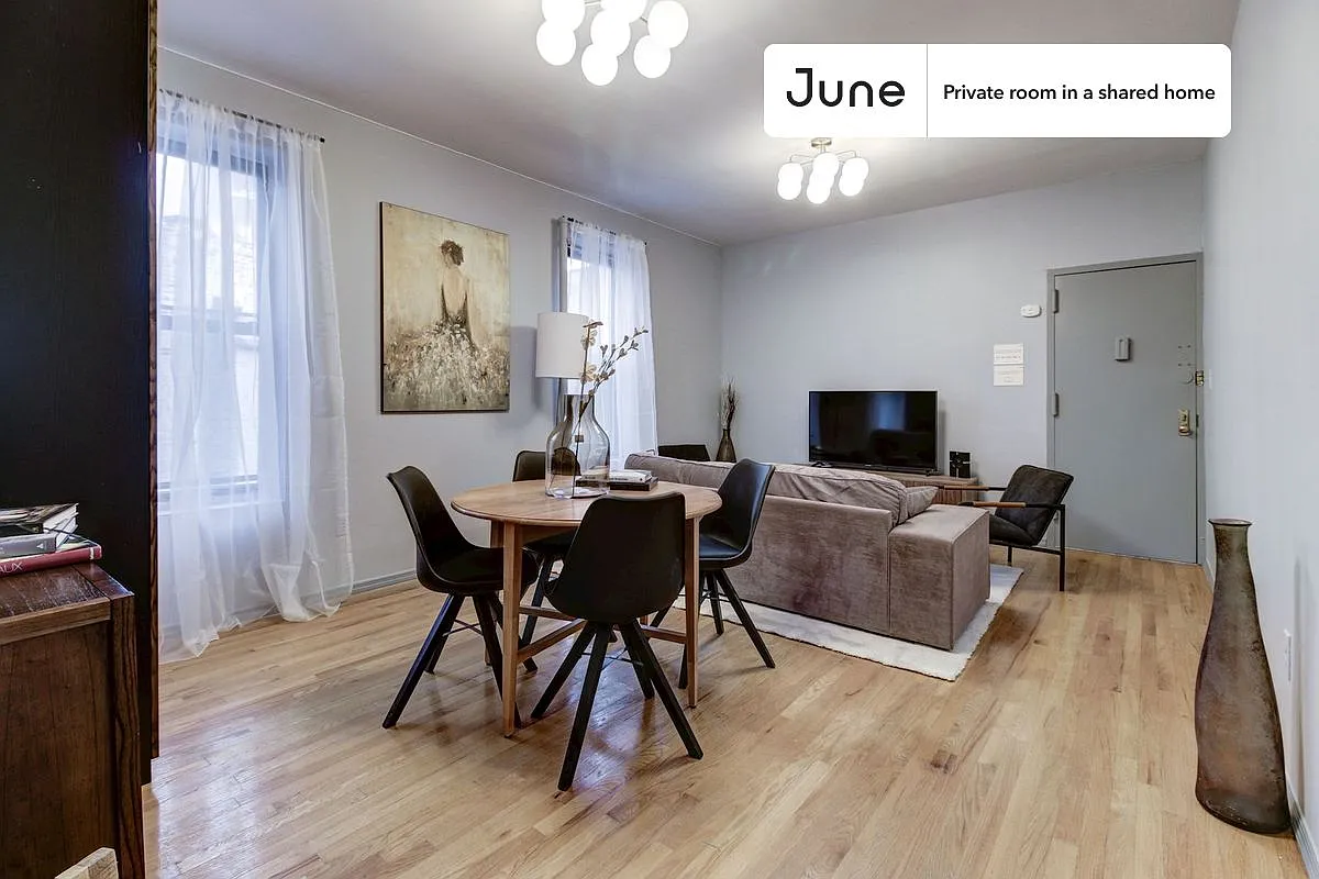 Queen bedroom in 4 bed/1 bath home in Hamilton Heights #165 D — Photo 4