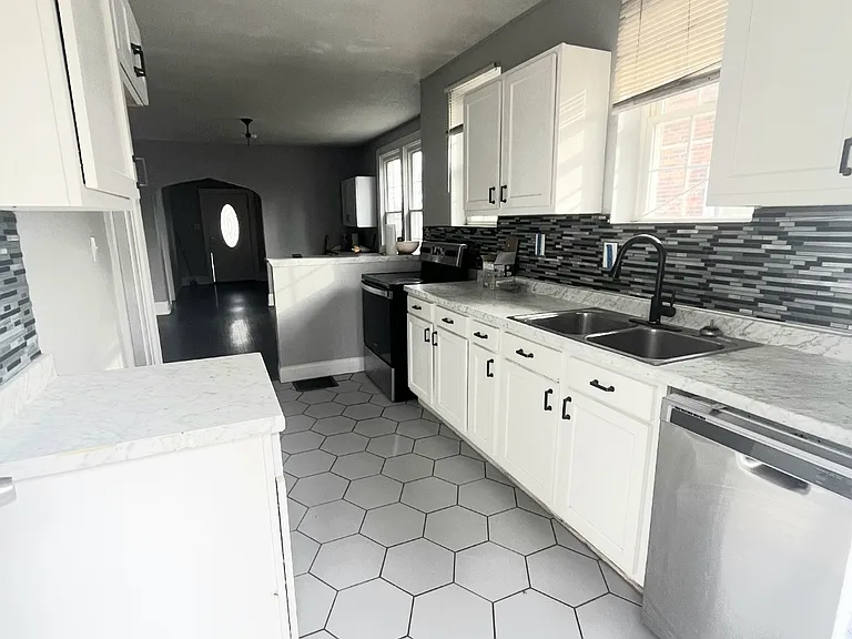 3917 King Pl — Photo 1
