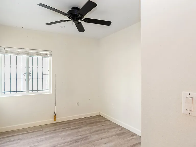 601 W 49th St #603-1/2 — Photo 12
