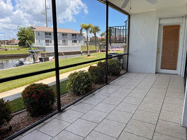 Gorgeous updated unit right on the water! 2/2 Cape Coral — Photo 4