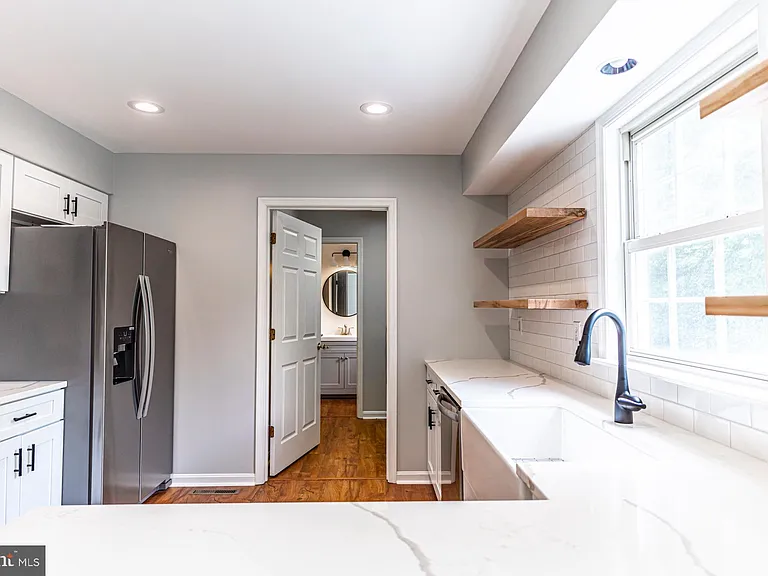 121 Nottingham Ct — Photo 12