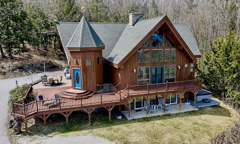 1st image of 20 Crest Ln