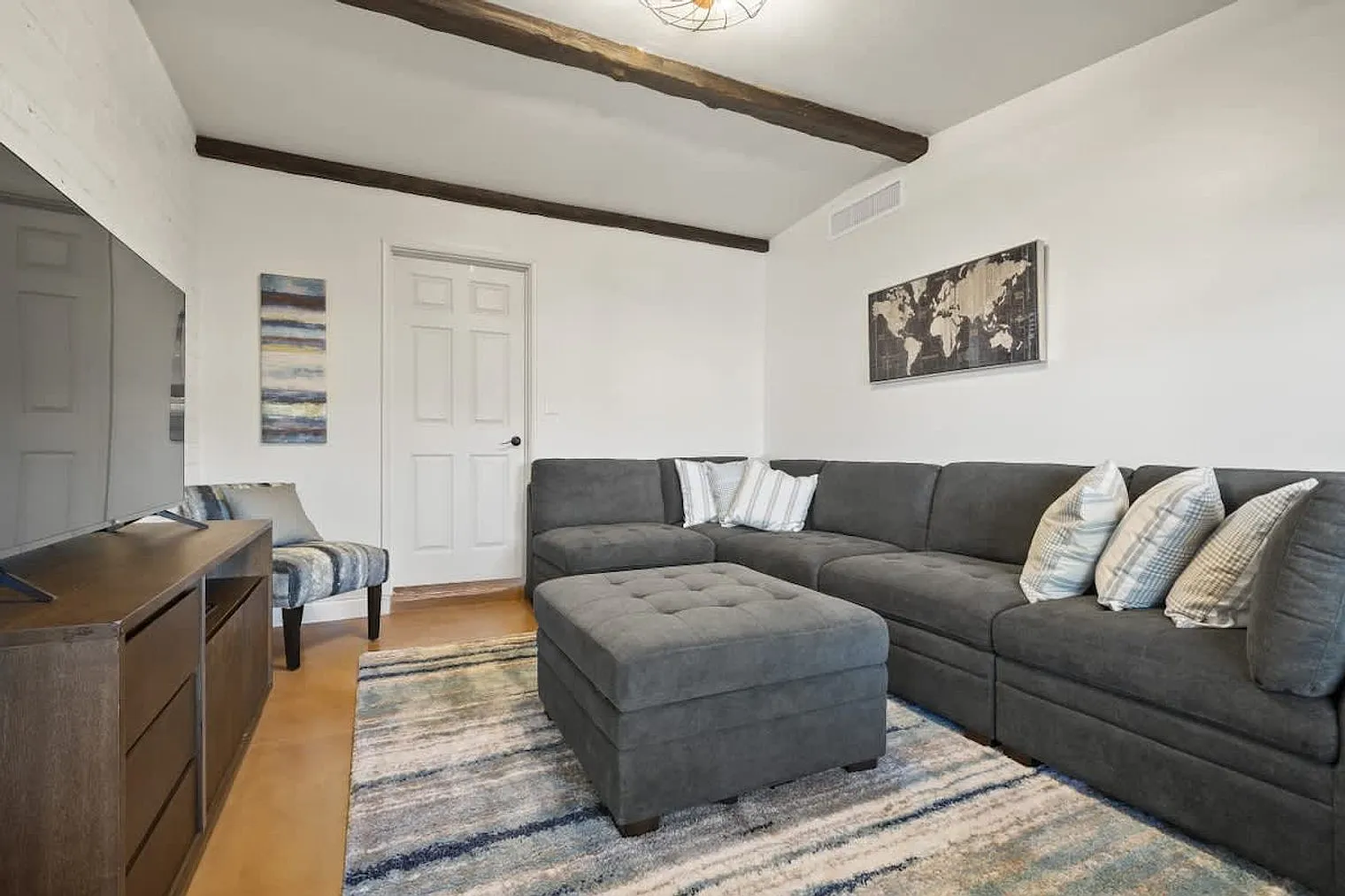 5 bed, 4.0 bath, 2464 sqft, $8,997 — Photo 1