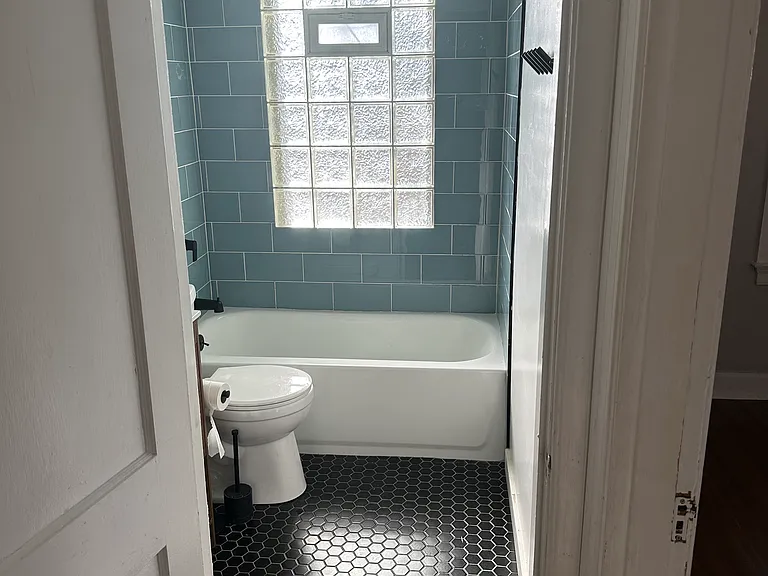 2904 Montrose Ave — Photo 8