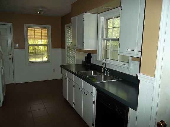 3rd image of 1561 Willey St