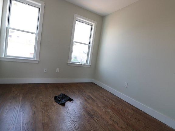 3rd image of 17 Grattan St #Wool