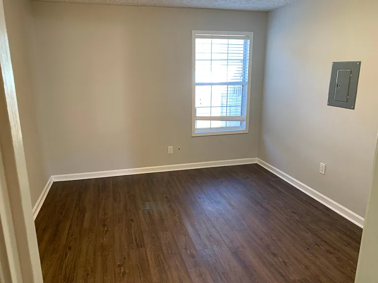 1342 Yorkshire Ln — Photo 8
