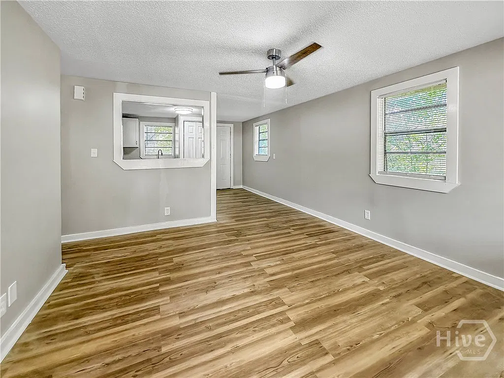 3 bed, 1.0 bath, 864 sqft, $1,500 — Photo 4