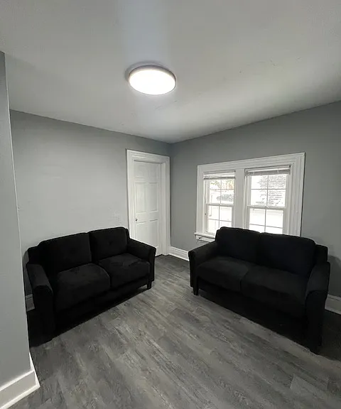 1112 E Colvin St — Photo 2