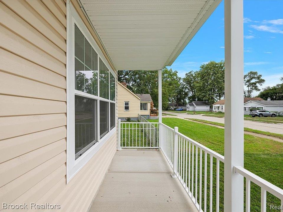 27824 Groveland St, photo 3