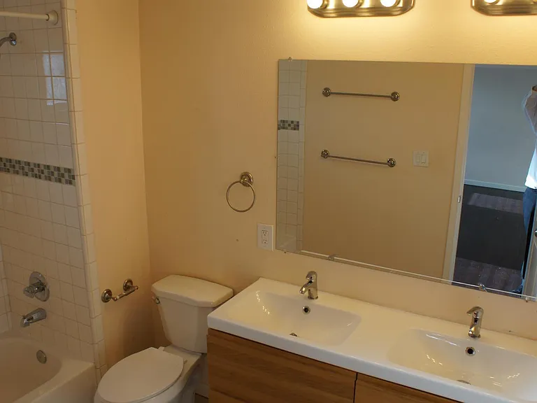 Master bath - Double sinks and bath tub