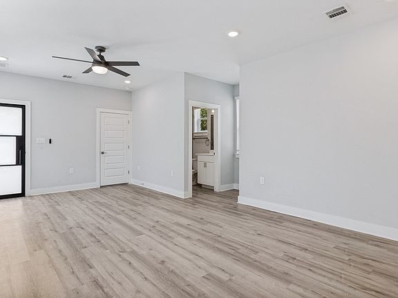 2nd image of 1042 Rosemont St #2