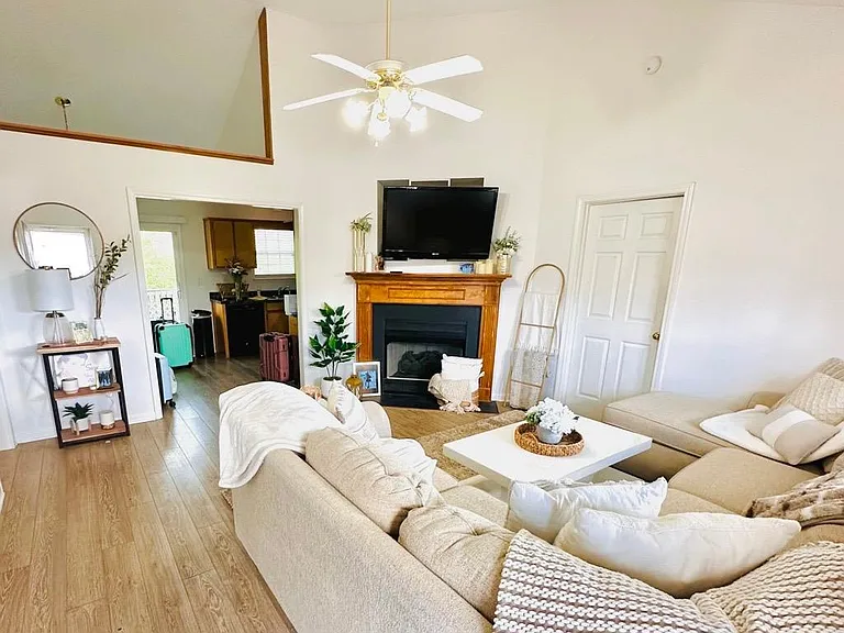 1028 Saddlestone Dr — Photo 4