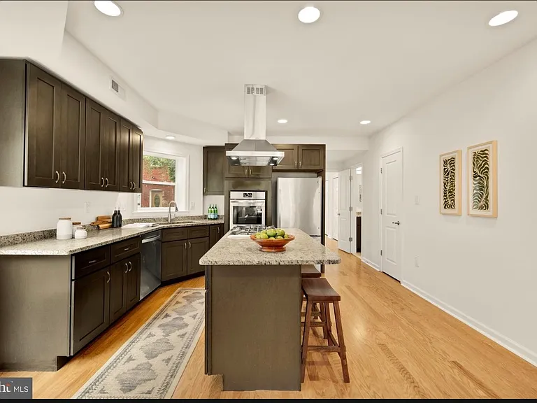 760 Gresham Pl NW — Photo 16