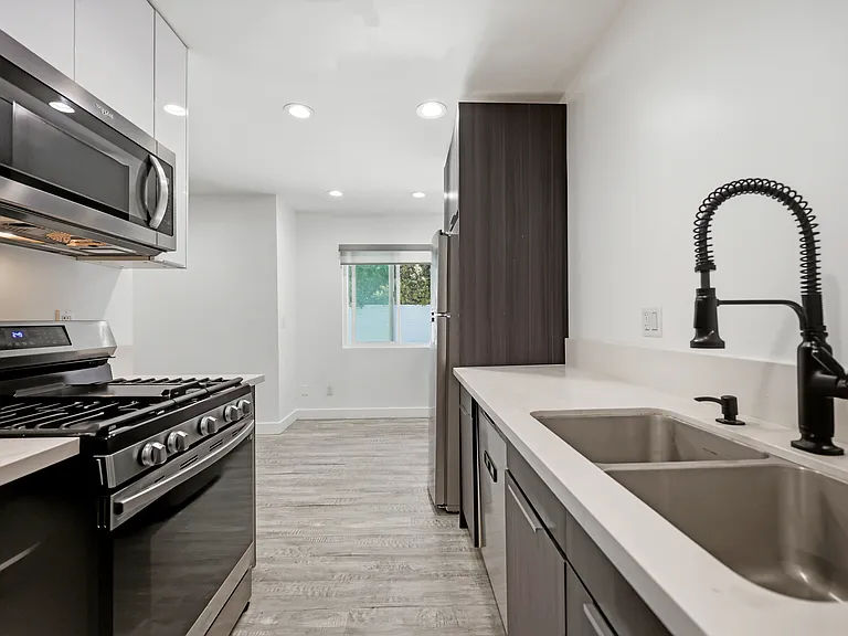 2561 W Avenue 30 #5 — Photo 1