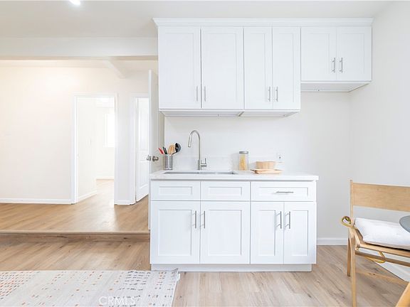 3rd image of 232 W 40th Pl