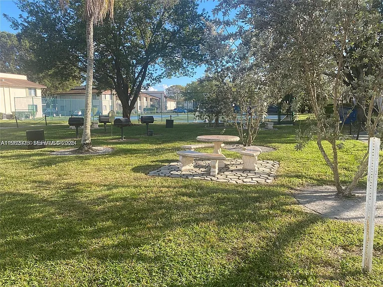 335 W Laurel Dr #1M — Photo 21