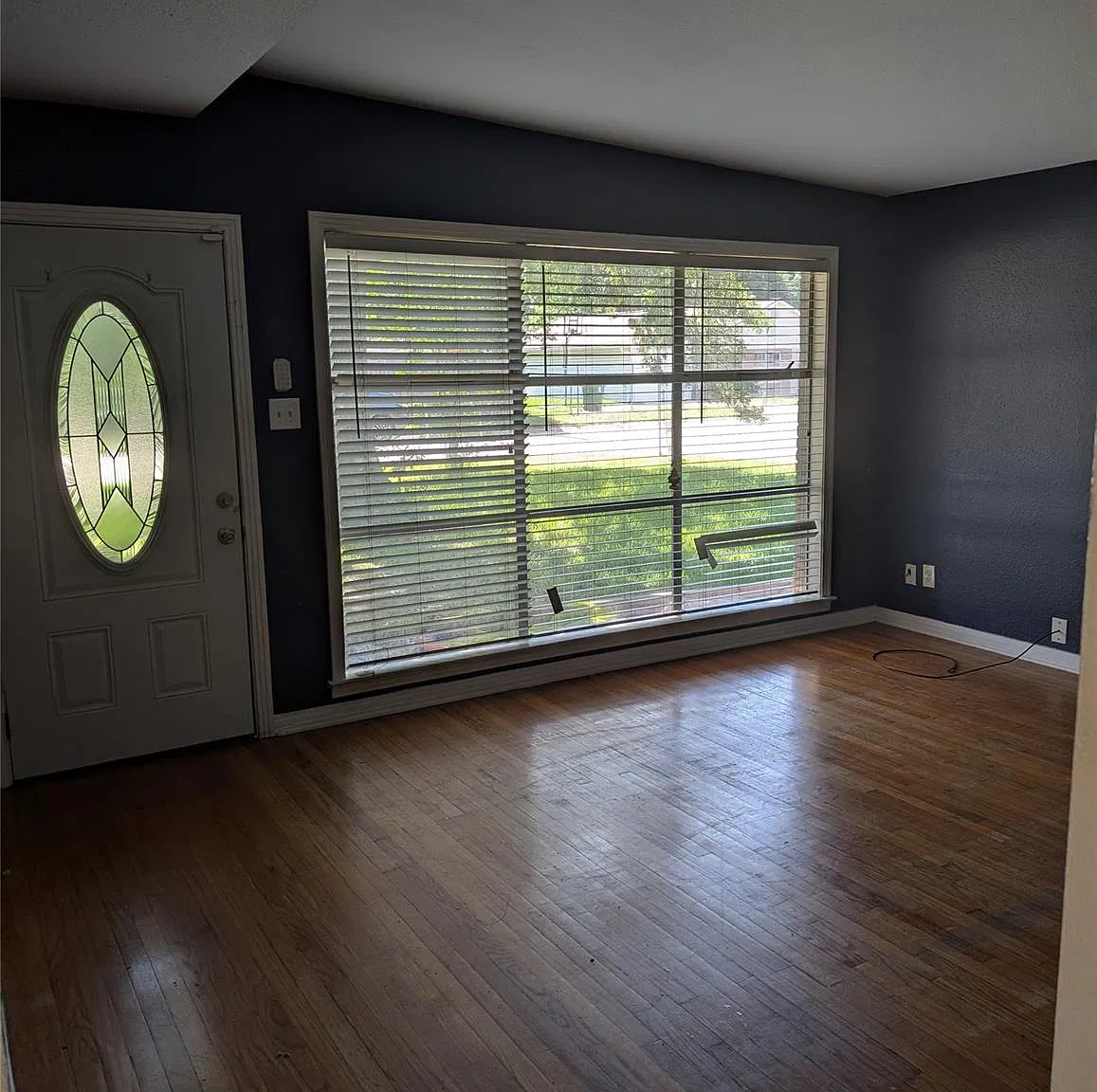 3 bed, 1.5 bath, 1026 sqft, $1,600 — Photo 2