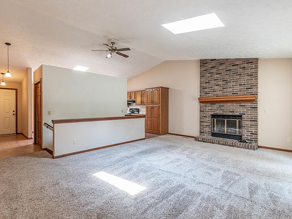 5th image of 518 Middlebury Ln