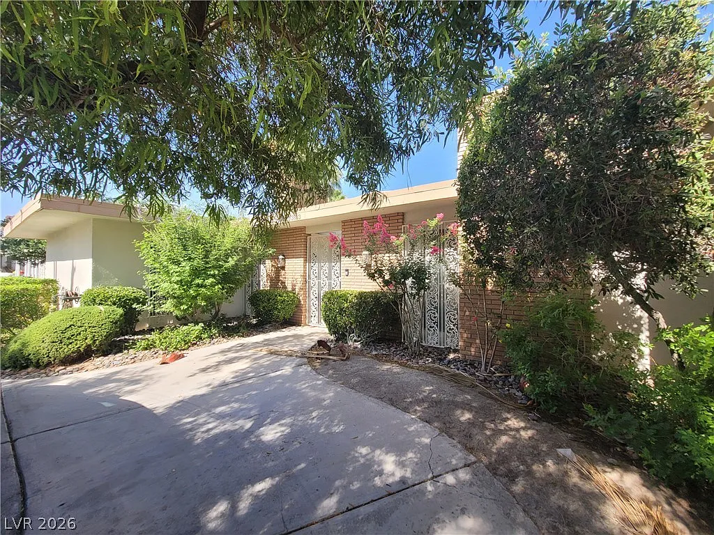 4 bed, 2.5 bath, 2936 sqft, $3,650 — Photo 2