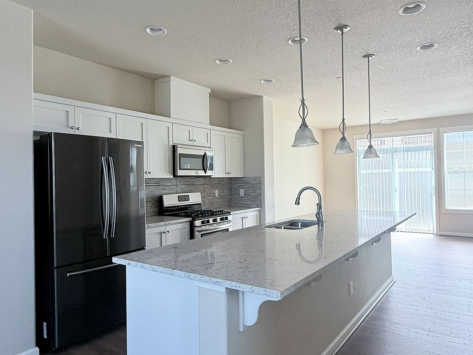 3 bed, 3.5 bath, 1655 sqft, $2,600 — Photo 2