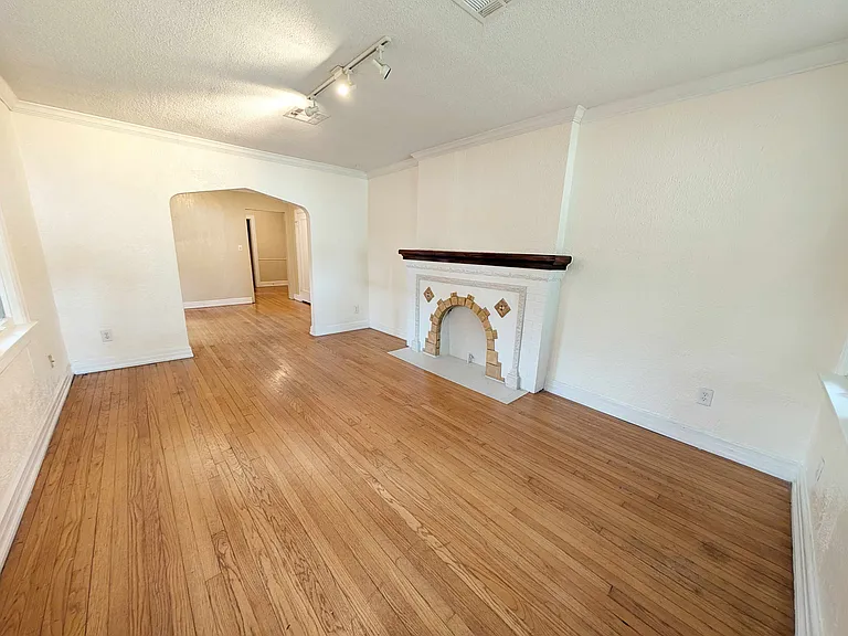 2209 NW 19th St — Photo 4
