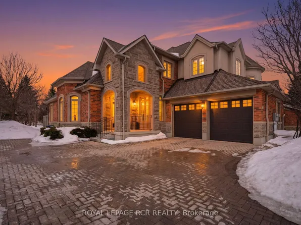 16 Bonnell Cres #107, Aurora, ON L4G 7S8