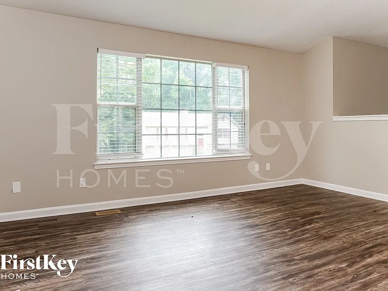 6319 Hillview Ln — Photo 2