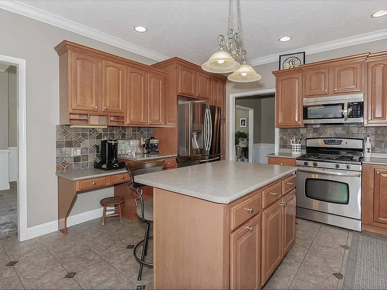 1608 Whitmer Ct — Photo 9