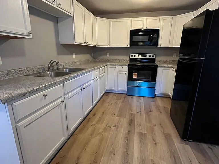 818 Charlotte St — Photo 10