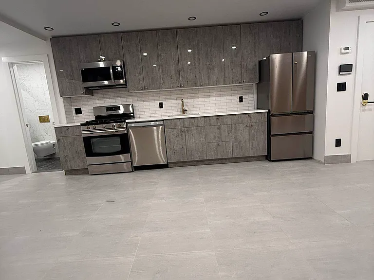 60-82 Catalpa Ave #1B — Photo 2