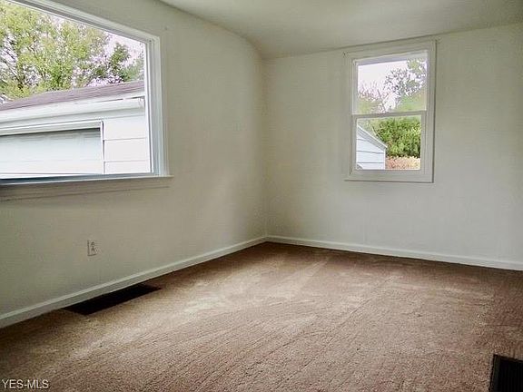 4th image of 711 Rainbow Dr