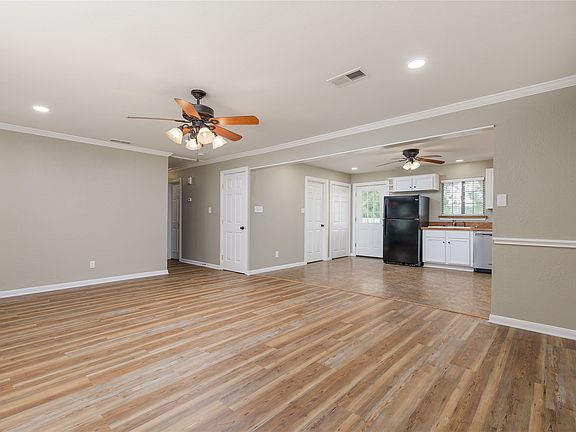 5th image of 209 W Houston St