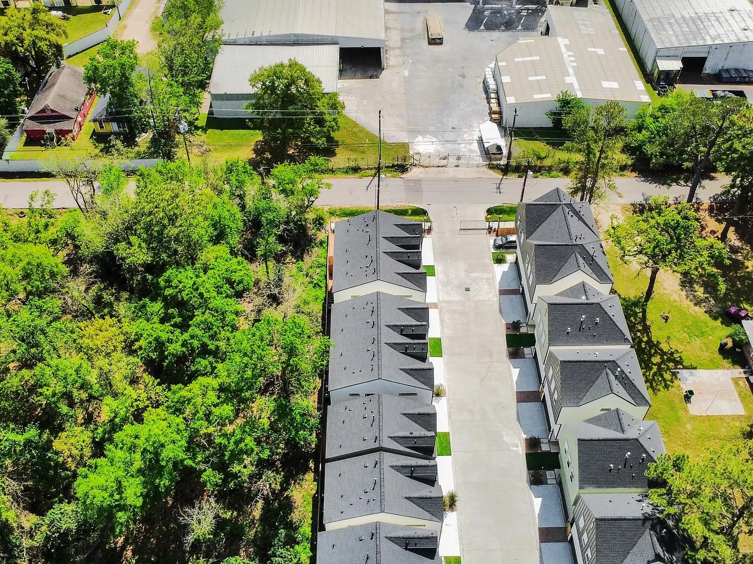 3 bed, 2.5 bath, 1672 sqft, $2,500 — Photo 3