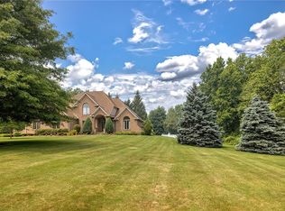 104 Hunters Creek Rd, Erie, PA