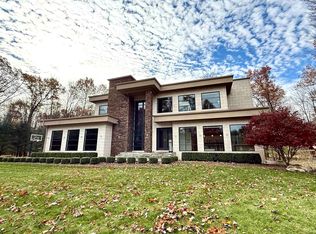 2236 E Mockingbird Ln, Midland, MI 48642