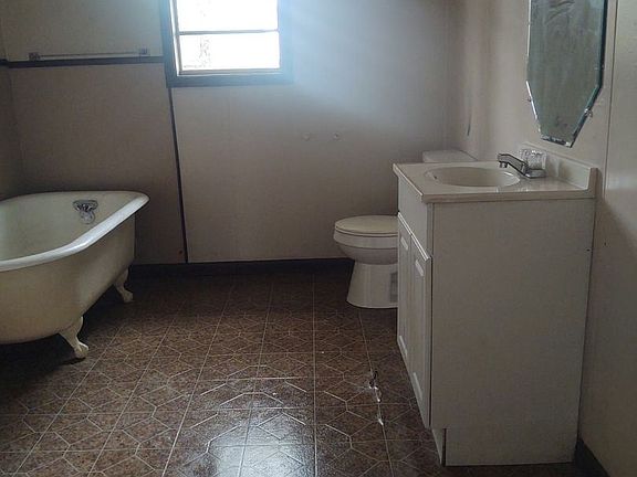 4th image of 504 Clover St
