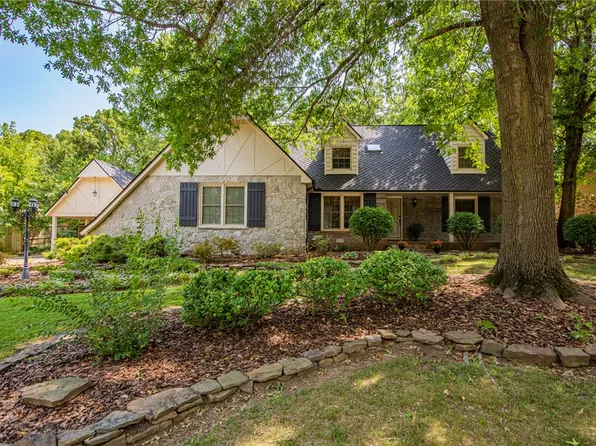 1047 E Glenn Ln, Fayetteville, AR 72703