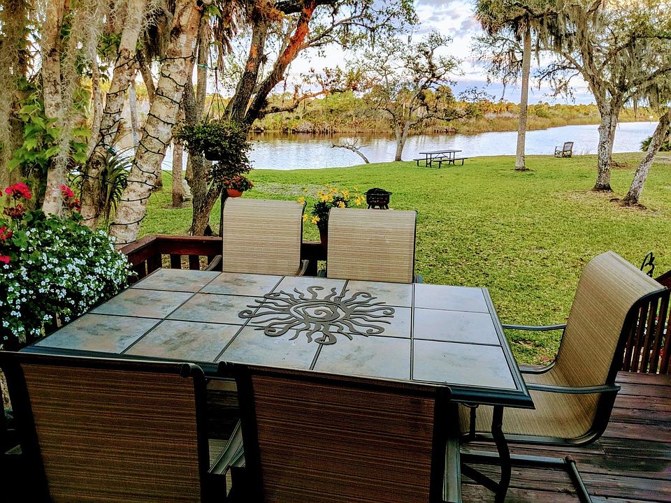 Large back deck overlooking Myakka River. Alligators never seen on property. Lots of tropical birds!