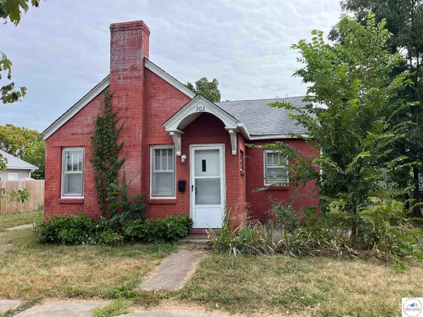 202 S Maple St, Versailles, MO 65084