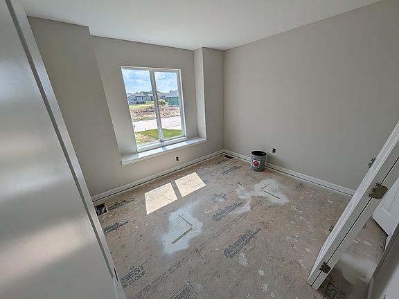 4th image of 230 Summer Ct